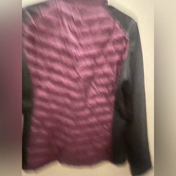 32 Degrees Women's Two-Tone Quilted Puffer Jacket - Burgundy and Black - Picture 5 of 7